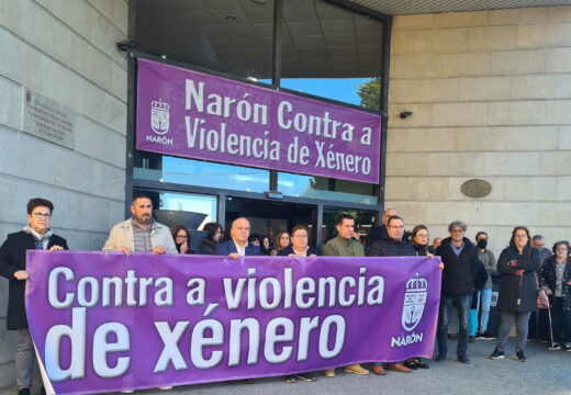 Concentración ante o Concello en repulsa do asasinato dunha muller en Lugo